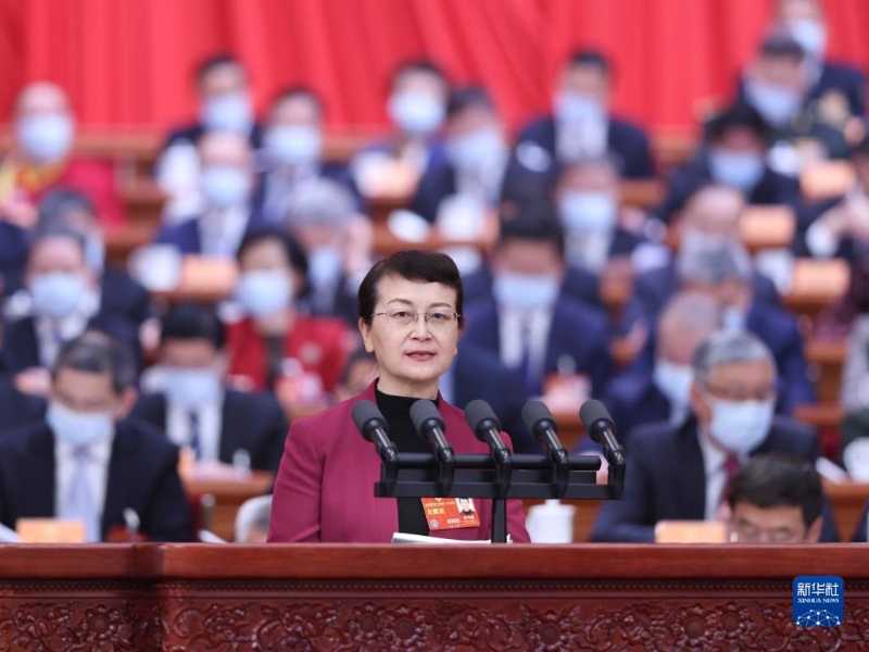 3月7日，全國(guó)政協(xié)十四屆一次會(huì)議在北京人民大會(huì)堂舉行第二次全體會(huì)議。這是李瑪琳委員代表民進(jìn)中央作大會(huì)發(fā)言。（圖源：新華社）