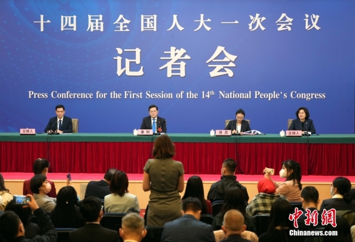 3月7日，十四屆全國人大一次會議在北京梅地亞中心多功能廳舉行記者會，外交部長秦剛就“中國外交政策和對外關(guān)系”相關(guān)問題回答中外記者提問。<a target='_blank' href='/'>中新社</a>記者 毛建軍 攝