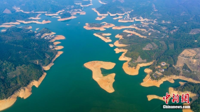 資料圖：航拍廣西梧州市蒼梧縣梨埠鎮(zhèn)爽島水庫，水清岸綠，河暢景美，宛如畫卷。何華文 攝