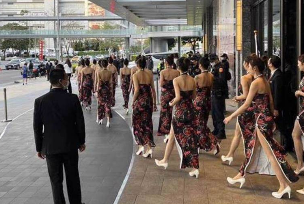 “明仁會(huì)”高調(diào)辦春酒，引來(lái)臺(tái)北市警方重兵看管