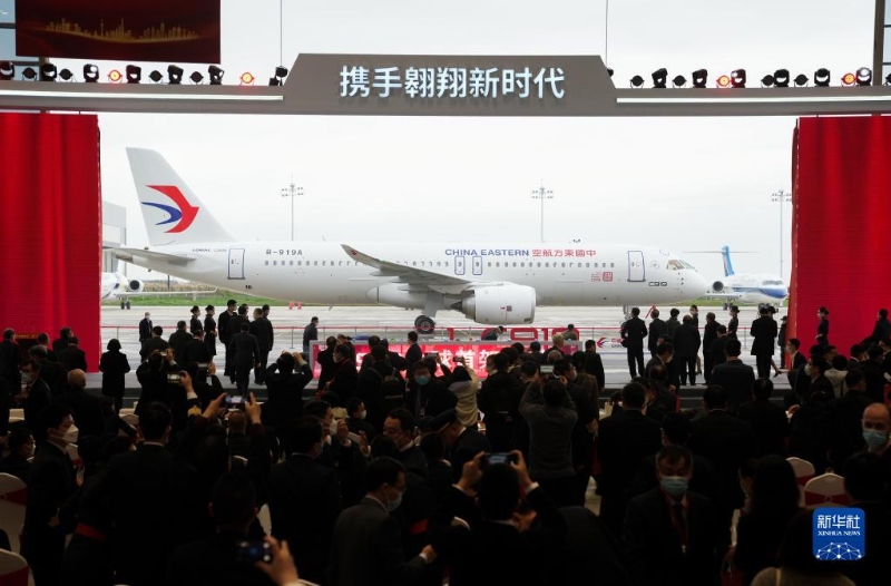 2022年12月9日，國(guó)產(chǎn)大飛機(jī)C919交付全球首家用戶(hù)東航的儀式現(xiàn)場(chǎng)。（圖源：新華社）
