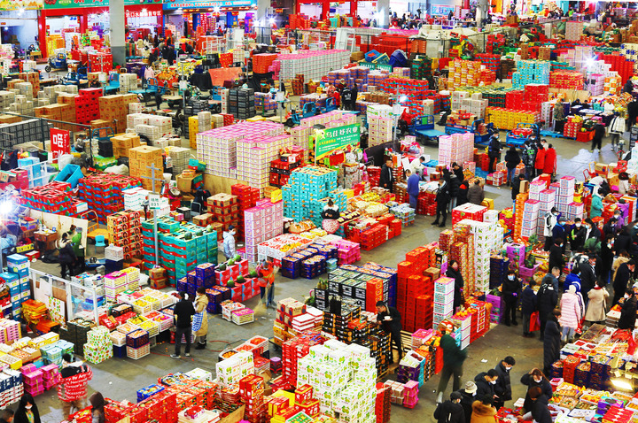 1月17日，消費(fèi)者在浙江義烏果品市場(chǎng)采購(gòu)年貨。（圖源：新華社）