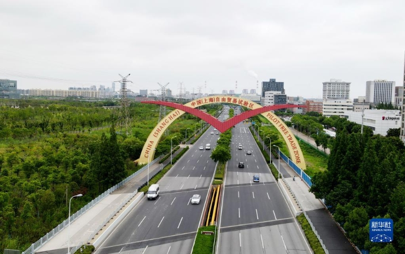 位于上海外高橋保稅區(qū)的中國(guó)（上海）自由貿(mào)易試驗(yàn)區(qū)標(biāo)志“海鷗門(mén)”。（圖源：新華社）