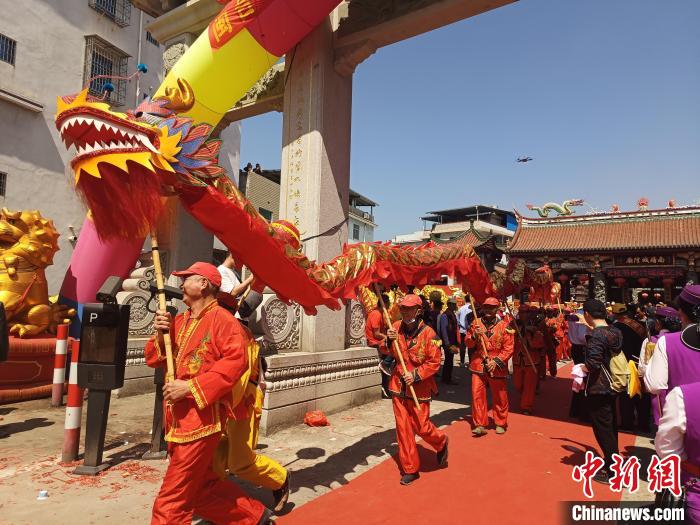現(xiàn)場(chǎng)舉行盛大的龍藝陣、獅陣、鼓樂陣等踩街活動(dòng)?！×握涿?攝