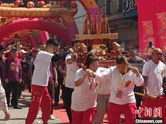 現(xiàn)場(chǎng)舉行盛大的龍藝陣、獅陣、鼓樂陣等踩街活動(dòng)?！×握涿?攝
