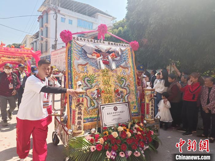 現(xiàn)場(chǎng)舉行盛大的龍藝陣、獅陣、鼓樂陣等踩街活動(dòng)?！×握涿?攝