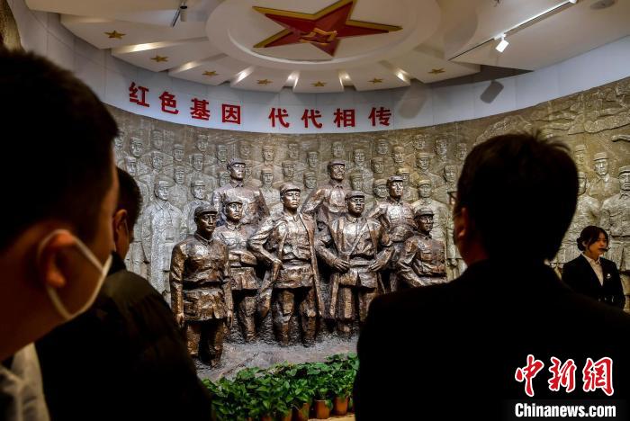 民眾參觀新疆兵團(tuán)第六師五家渠市將軍紀(jì)念館?！⑿?攝