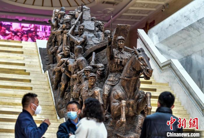 紀(jì)念館內(nèi)高3米、長10米大型主題雕塑《軍墾魂》?！⑿?攝