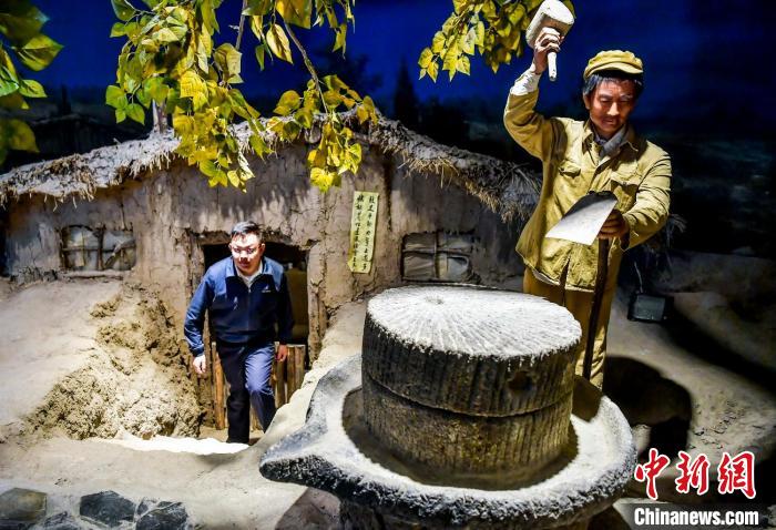 軍墾戰(zhàn)士早期居住的地窩子?！⑿?攝