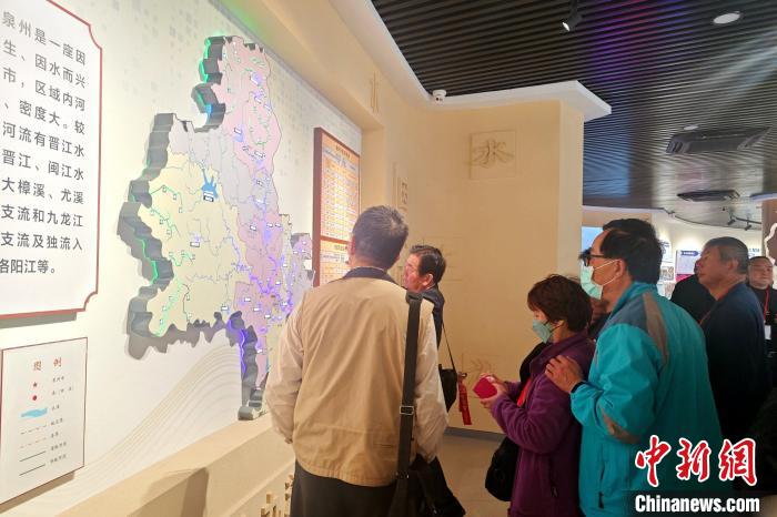 臺胞參觀泉州市水利文化展覽館。　吳冠標(biāo) 攝