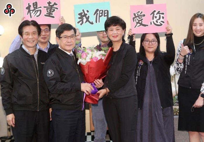 臺電8日舉行卸新任董事長、總經(jīng)理交接典禮，卸任董事長楊偉甫