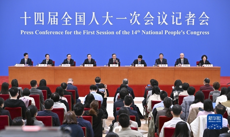 3月13日，十四屆全國人大一次會議在北京人民大會堂舉行記者會，國務院總理李強應大會發(fā)言人王超的邀請出席記者會，并回答中外記者提問。國務院副總理丁薛祥、何立峰、張國清、劉國中參加。新華社記者 李鑫 攝