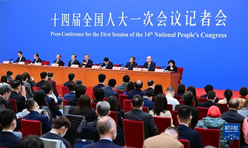 3月13日，十四屆全國人大一次會議在北京人民大會堂舉行記者會，國務院總理李強應大會發(fā)言人王超的邀請出席記者會，并回答中外記者提問。國務院副總理丁薛祥、何立峰、張國清、劉國中參加。新華社記者 翟健嵐 攝