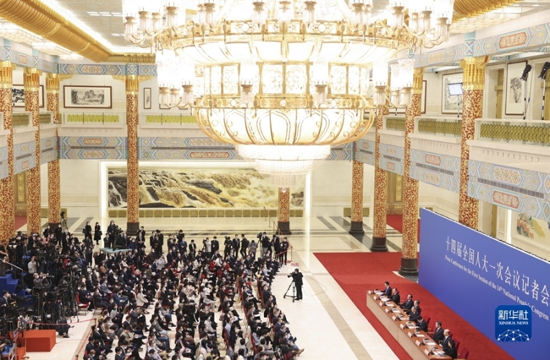 3月13日，十四屆全國人大一次會議在北京人民大會堂舉行記者會，國務院總理李強應大會發(fā)言人王超的邀請出席記者會，并回答中外記者提問。國務院副總理丁薛祥、何立峰、張國清、劉國中參加。新華社記者 劉彬 攝