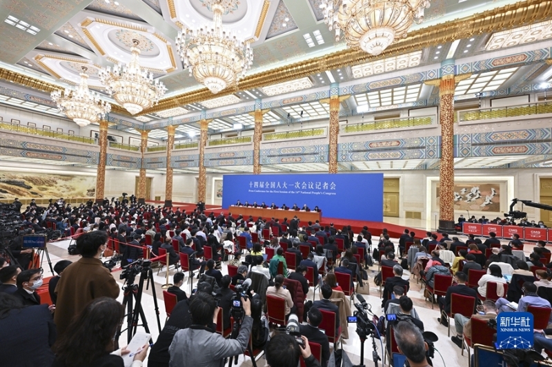 3月13日，十四屆全國人大一次會議在北京人民大會堂舉行記者會，國務院總理李強應大會發(fā)言人王超的邀請出席記者會，并回答中外記者提問。國務院副總理丁薛祥、何立峰、張國清、劉國中參加。新華社記者 岳月偉 攝