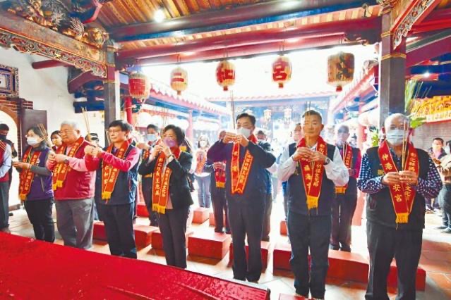 彰化縣長王惠美及縣內(nèi)共13媽祖廟的主委，14日齊聚在爐主宮廟二林仁和宮，擲筊請示舉辦“2023年彰化縣媽祖祈福文化節(jié)”的吉日。（圖源：臺灣“中時新聞網(wǎng)”）