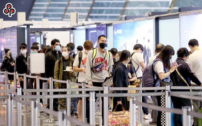 臺當局交通主管部門宣布今年3月31日起向每位轉機過境旅客收取500元新臺幣“轉機過境設施使用費”。（圖源：臺灣“中時新聞網”）