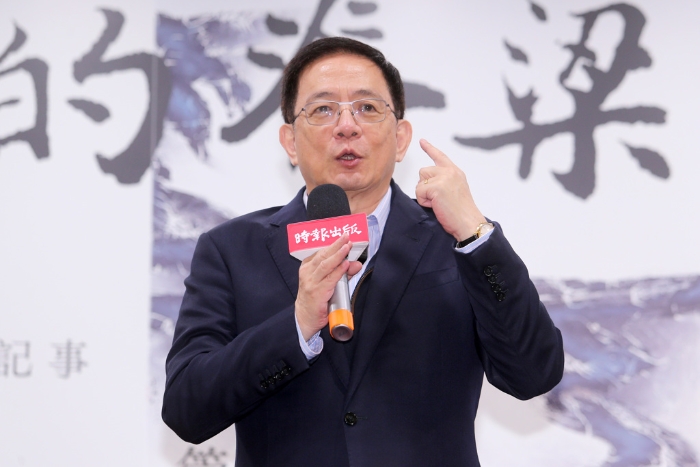 前臺(tái)大校長(zhǎng)管中閔與知名作家楊渡合作撰寫(xiě)《大學(xué)的脊梁：臺(tái)大校長(zhǎng)遴選事件與管中閔心情記事》，記錄2018年臺(tái)大校長(zhǎng)遴選事件過(guò)程。（資料照,黃世麒攝）