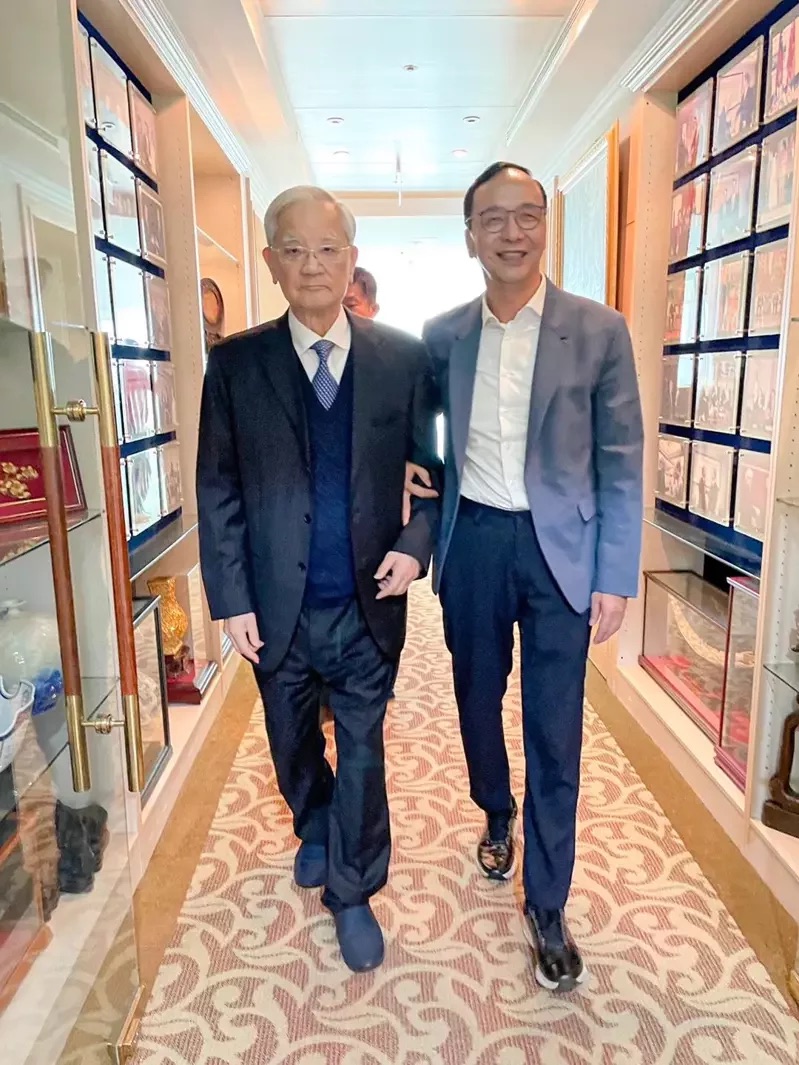 國民黨主席朱立倫（右）與國民黨前主席連戰(zhàn)（左）。（圖源：臺灣《聯(lián)合報》）