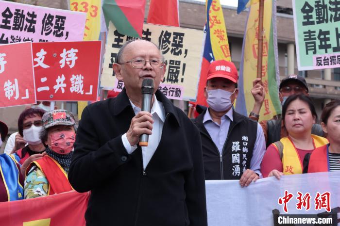 3月16日，臺(tái)灣多個(gè)民間團(tuán)體抗議民進(jìn)黨當(dāng)局“全民防衛(wèi)動(dòng)員準(zhǔn)備法”修法。圖為臺(tái)灣統(tǒng)一聯(lián)盟黨主席戚嘉林?！砂逗推桨l(fā)展論壇供圖