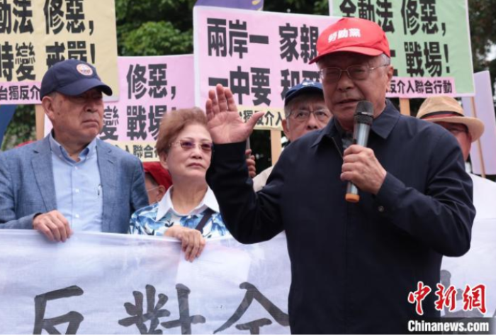 3月16日，臺(tái)灣多個(gè)民間團(tuán)體抗議民進(jìn)黨當(dāng)局“全民防衛(wèi)動(dòng)員準(zhǔn)備法”修法。圖右為臺(tái)灣勞動(dòng)黨主席吳榮元