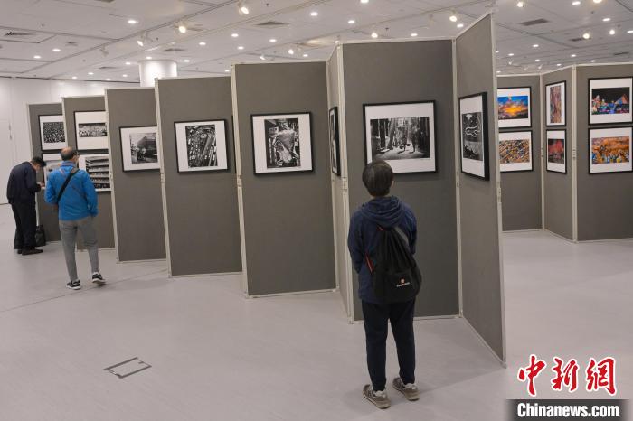 參觀者觀賞攝影聯(lián)展。　陳永諾 攝