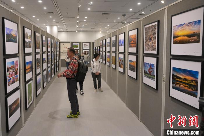 參觀者觀賞攝影聯(lián)展作品?！￡愑乐Z 攝