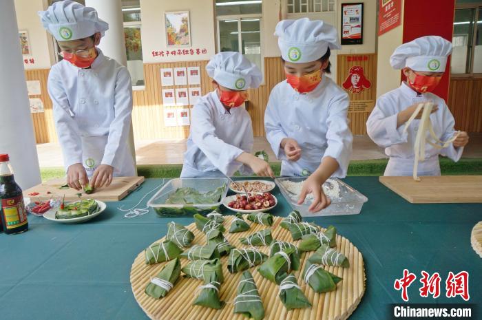 圖為鄭州小學生體驗包粽子。(資料圖) 韓章云 攝