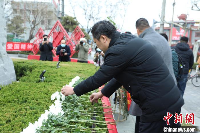 滕州市社會(huì)各界群眾和抗戰(zhàn)將士后人代表分別向先輩敬獻(xiàn)菊花?！￡悵?攝