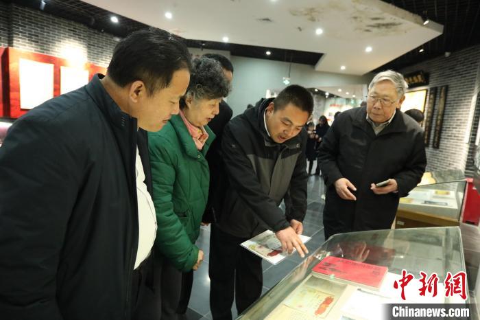 參加活動(dòng)人員參觀魯南人民抗日武裝起義紀(jì)念館?！≤囄募?攝