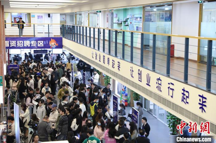 圖為成渝地區(qū)雙城經(jīng)濟(jì)圈軟件和信息服務(wù)業(yè)專場招聘現(xiàn)場?！≈貞c人社供圖
