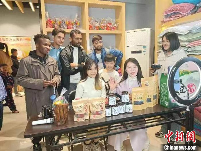 圖為留學生參觀裴寨社區(qū)的電商?！⊥趿崃?攝