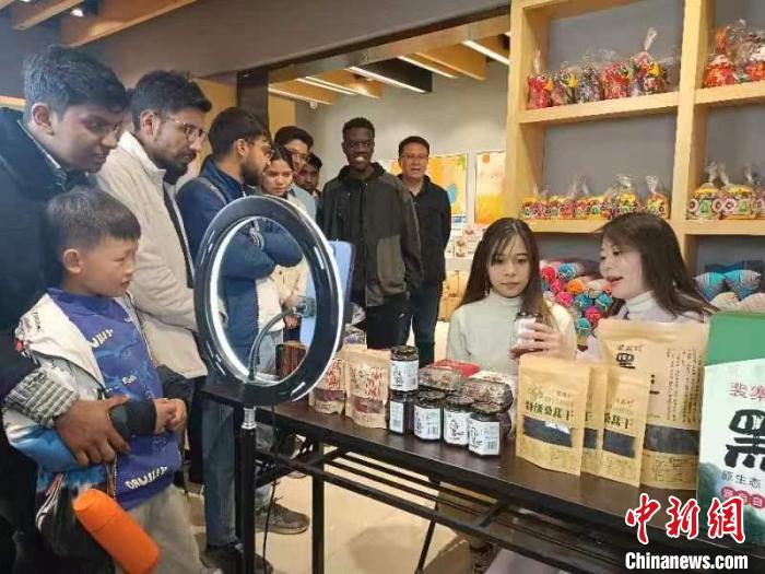 圖為留學生參觀裴寨社區(qū)的電商?！⊥趿崃?攝