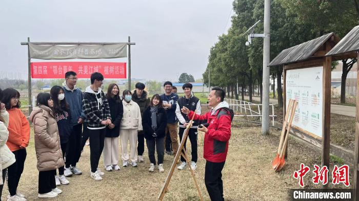 圖為第四屆“鄂臺青年，共美江城”植樹活動3月19日在武漢舉行 武一力 攝