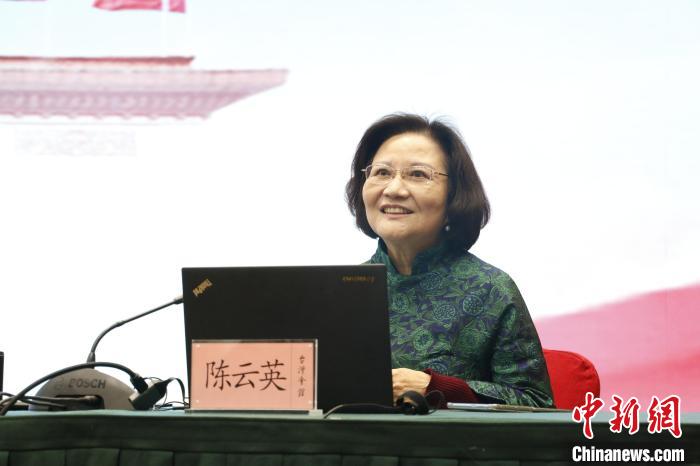 圖為全國人大代表、全國臺(tái)聯(lián)副會(huì)長(zhǎng)陳云英介紹臺(tái)灣團(tuán)代表在十四屆全國人大一次會(huì)議期間的履職情況。　朱賀 攝