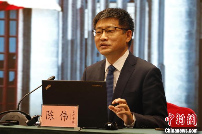 圖為全國政協(xié)委員、臺(tái)盟北京市委會(huì)專職副主委陳偉介紹全國政協(xié)十四屆一次會(huì)議臺(tái)盟、臺(tái)聯(lián)界委員的參會(huì)情況?！≈熨R 攝