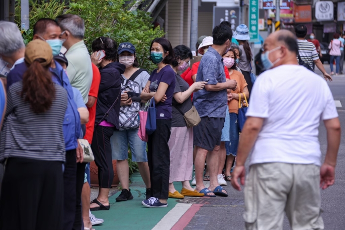 圖為去年疫情爆發(fā)，臺(tái)灣民眾搶買快篩照
