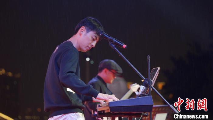 圖為“閩江之心”兩岸街頭文藝活動，臺胞張家豪在表演。　顏偉雄 攝
