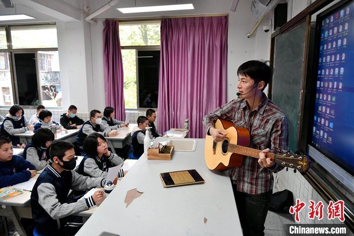 圖為3月16日，張家豪在福建福州延安中學(xué)教學(xué)。 <a target='_blank' href='/'>中新社</a>記者 呂明 攝