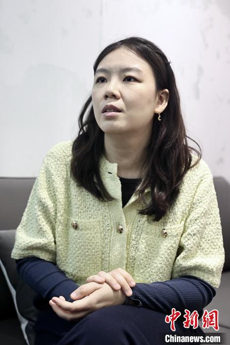 出身于臺(tái)灣食品制造世家的“80后”臺(tái)青湯雯喻，已扎根北京23年，如今正以創(chuàng)新發(fā)展的方式致力于打造烘焙甜品“百年老店”。圖為3月3日，湯雯喻在北京接受記者采訪。