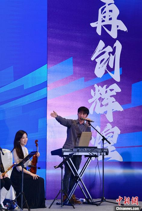 圖為3月9日，福建福州，張家豪(右)與林佳臻在臺上演出。 <a target='_blank' href='/'>中新社</a>記者 呂明 攝