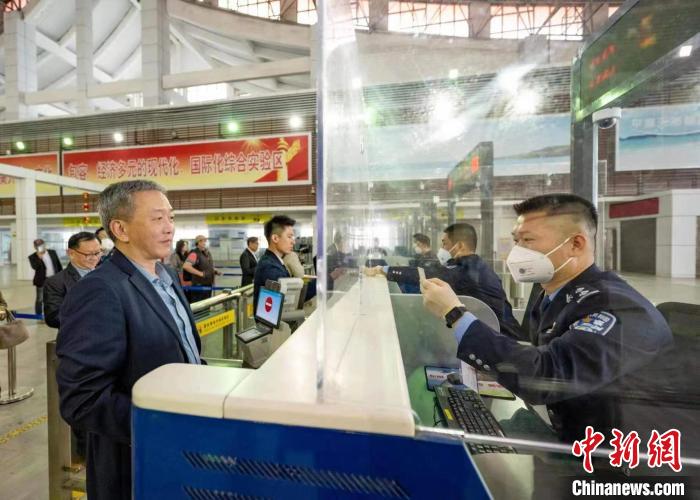 平潭邊檢站民警對臺商辦理出入境邊防檢查手續(xù)進行演練。　莊敏全 攝