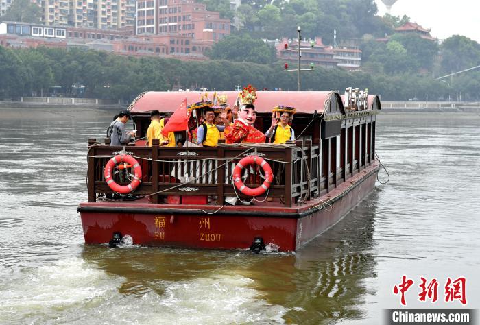 兩岸青年從福州市臺(tái)江區(qū)三通橋頭出發(fā)，乘坐閩江福船，賜福兩岸?！蚊?攝