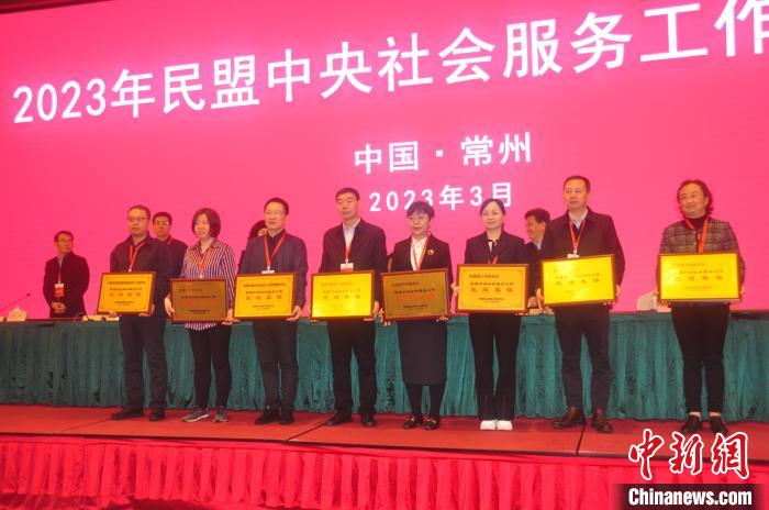 先進(jìn)組織和先進(jìn)個(gè)人獲表彰?！∈方ㄞr(nóng) 攝