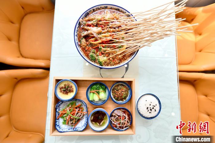 圖為“熊貓專列”上的成都特色美食。　胡志強(qiáng) 攝