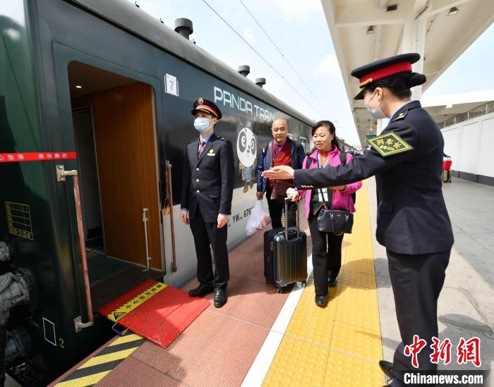 游客即將登上“熊貓專列”?！『緩?qiáng) 攝