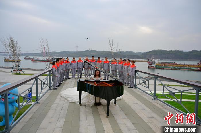 宜昌江邊燈塔廣場(chǎng)上舉行鋼琴快閃活動(dòng)，吸引游人觀看 劉康 攝