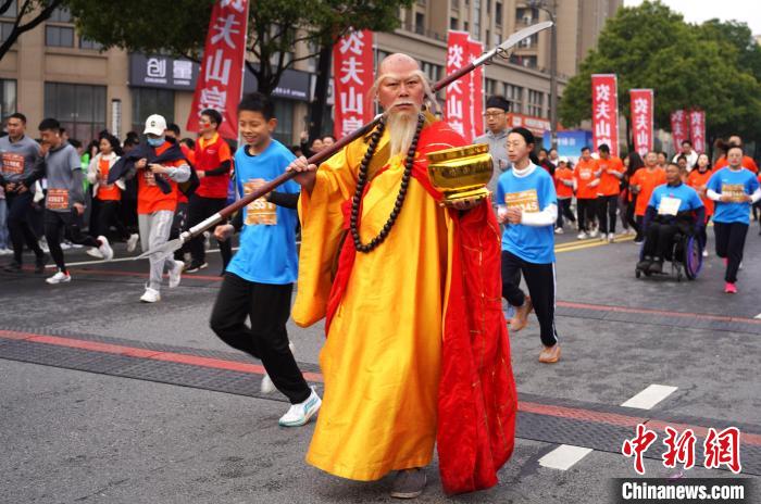 身著特色服飾的跑友參賽?！《做?攝