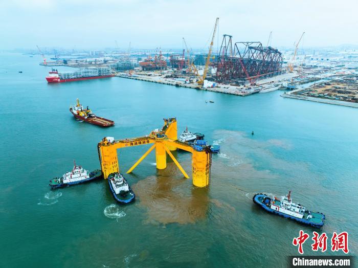 中國首座深遠(yuǎn)海浮式風(fēng)電平臺啟航海上油氣開發(fā)進(jìn)軍“綠電時(shí)代”