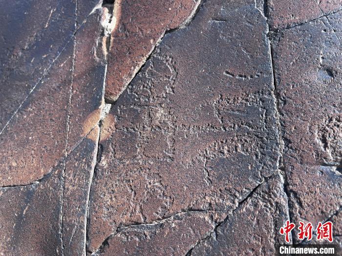 圖為稱多縣境內(nèi)的巖畫?！±罱瓕?攝